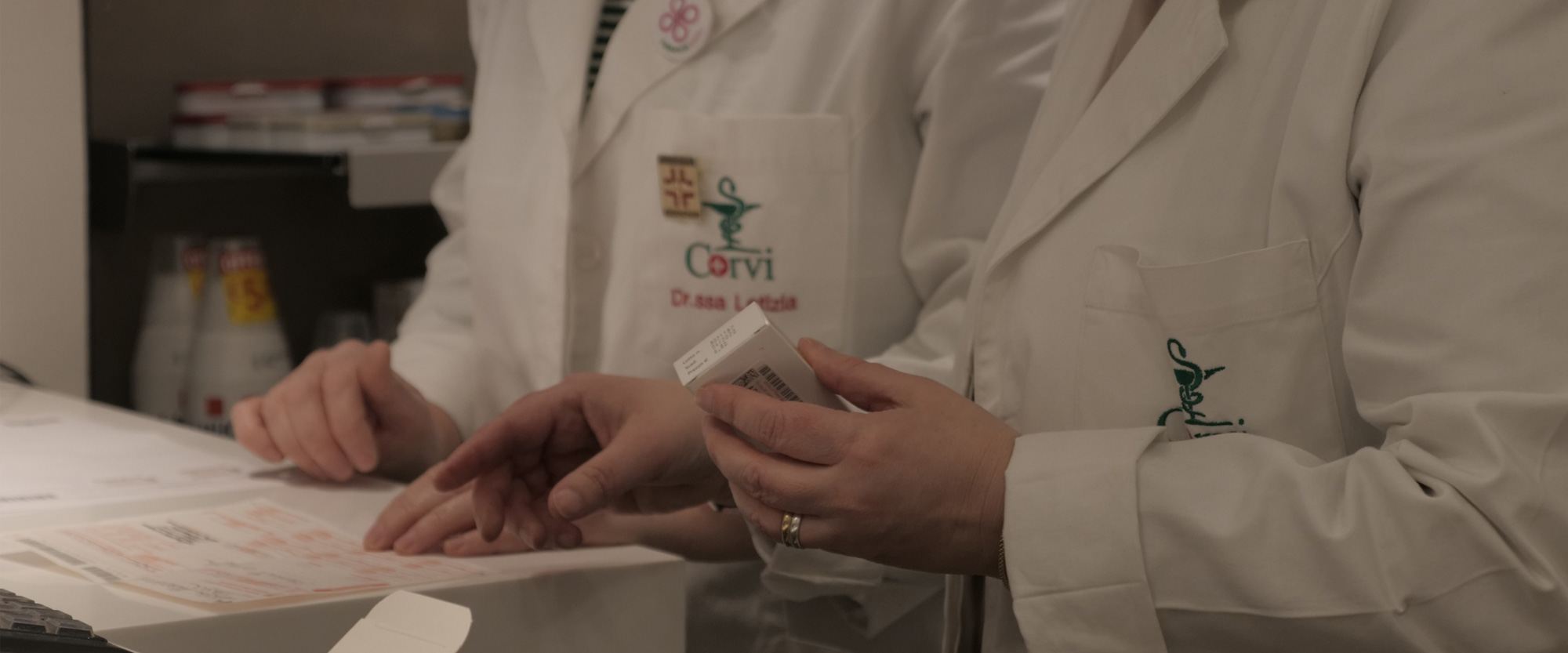 Dettaglio della consulenza di una farmacista della Farmacia Corvi di Piacenza con un cliente