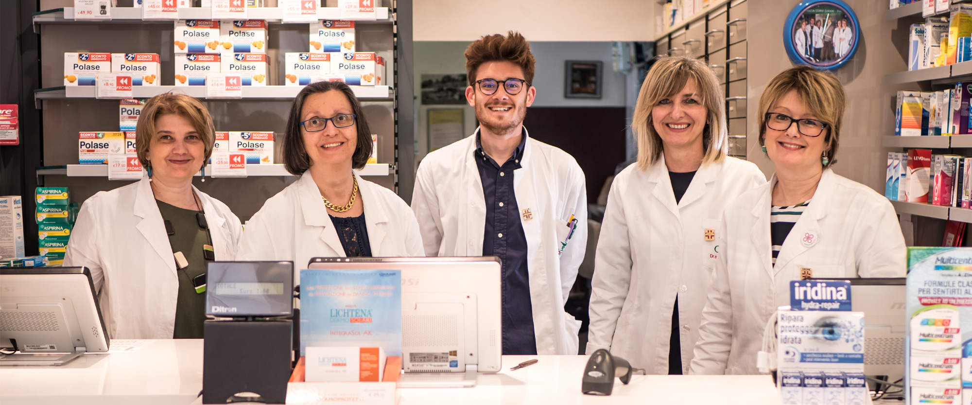 Staff della Farmacia Corvi di Piacenza al banco della farmacia
