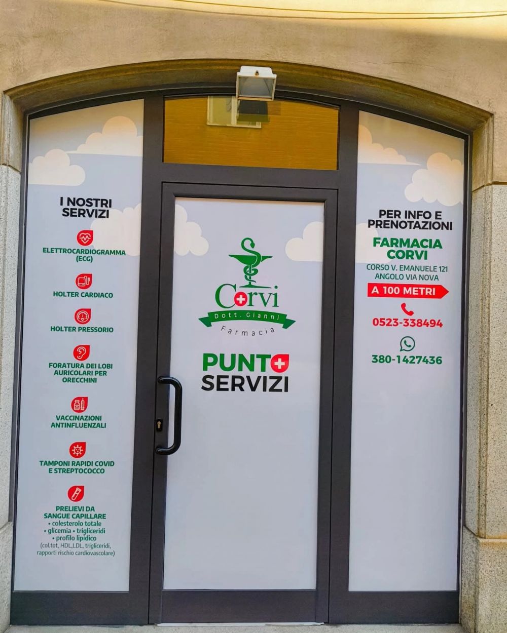 Ingresso del Punto Servizi della Farmacia Corvi a Piacenza